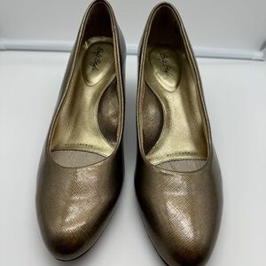 Soft Style Women DEANNA Pumps Shoes Patent-Leather Dark Pewter Crosshatch 9.5M